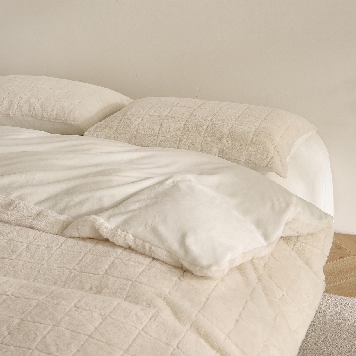 Tesselata Faux Rabbit Fur & Lac Velvet Paraclitus Pone - Mollis Jacquard 3-Piece Stramenta Pone